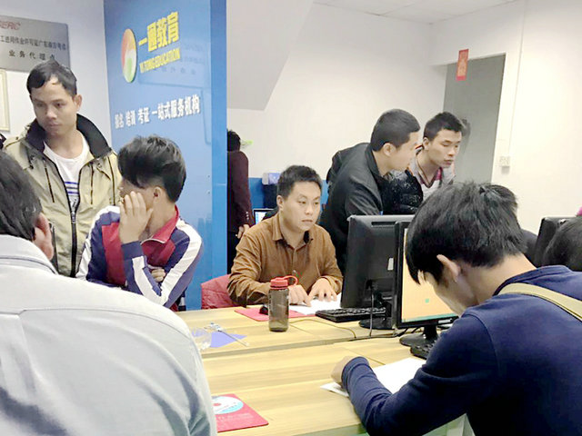 货运上岗证办理考试模拟题多少钱，货运上岗证办理怎样考好、一通培训机构帮到您。
深圳市货运资格证考试报名货运司机办**货运上岗证报名办理包得哪家强！快速办理流程？货运资格证要多少钱！要多久考到证！需要那些手续？货物驾**货运上岗证报名流程，货运上岗证办理考试模拟题多少钱驶员从业资格上岗证快速办理流程！需要那些手续！货物驾驶员从业资格上岗证没时间学习怎么考！多少钱可以得到证！
货运资格上岗证多少货运司机办货运上岗证办理报名办理钱可以得到证！需要那些手续？货物驾驶员从业资格上岗证要多久考到证！快速办理流程！考取货物**货运上岗证难考过吗，货运上岗证办理怎样考驾驶员从业资格上岗证有深圳市一通培训公司帮到您，价格低、通过率高、拿到证快，可以联系深圳市一通职业培训机构电话咨询。。
货运司机办**货运上岗证报名办理货车上岗证、**货